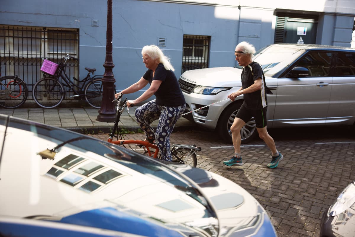 Je rent vlak achter de fiets van je maatje en houdt een veilige afstand met een stokje aan de bagagedrager.