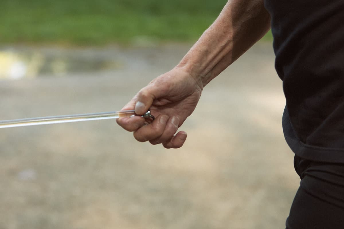 eenvoudige materialen uit een gereedschapswinkel een handig stokje maken